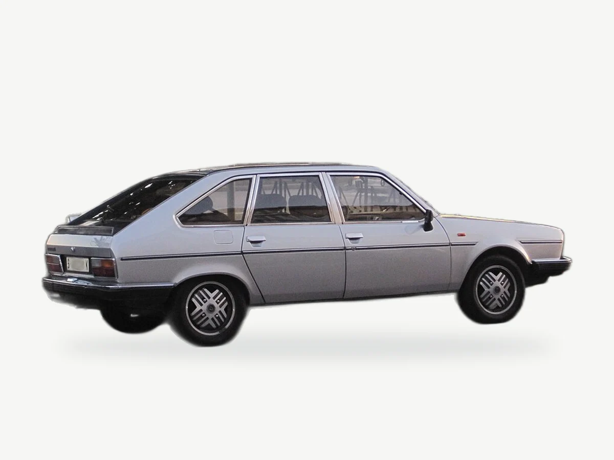 Representative Renault R30 model range vehicle; trim and year may vary